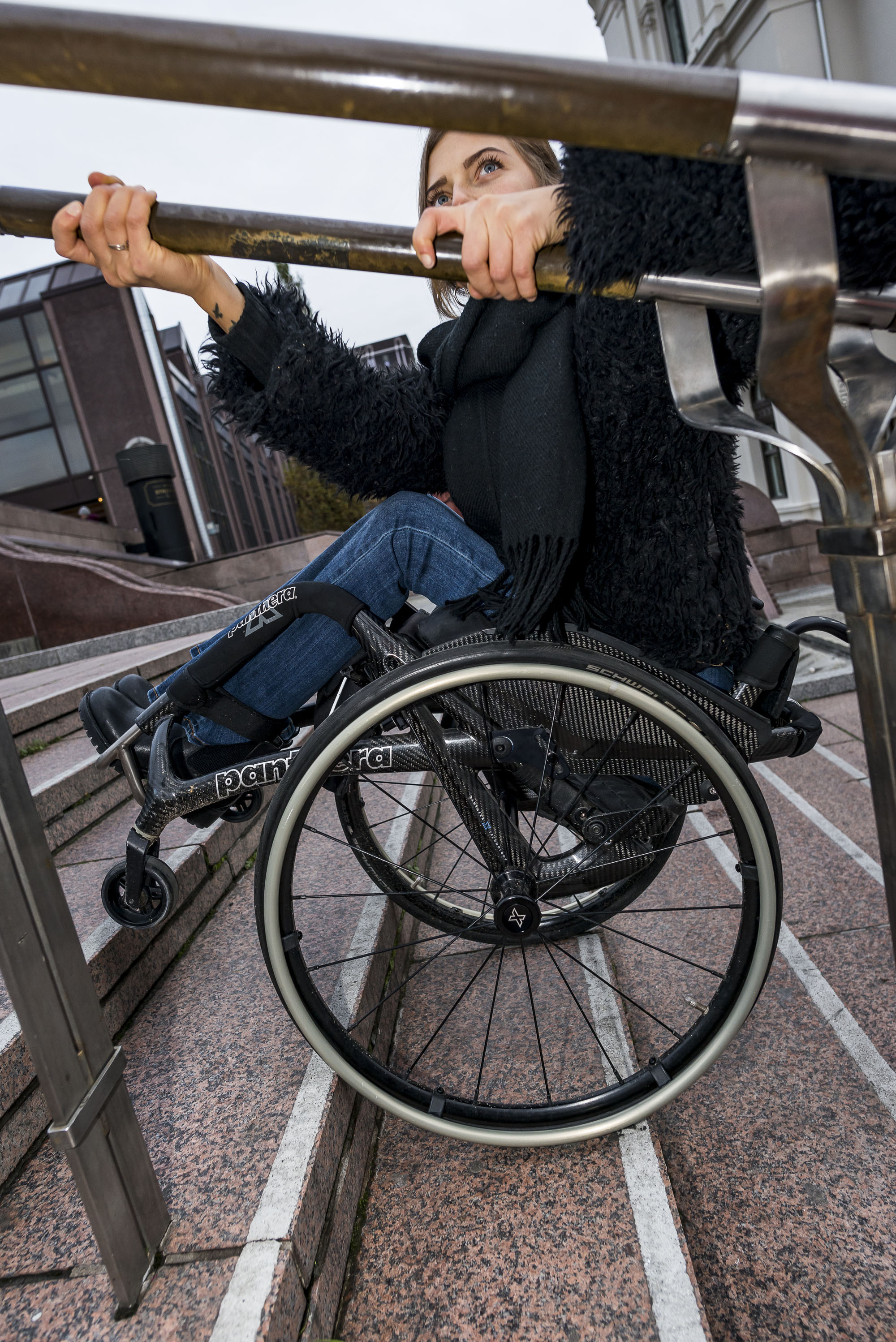 BAKLENGS: Hanne Eriksson har fysikk til å ta denne veien ned trappa. Men Ole Christian Andersens råd er alltid å ha en hånd på et av drivhjulene.