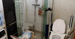 FUNKER IKKE: Badet i leiligheten til Trude Merethe Sivertsen er trangt, uhensiktsmessig og nedslitt. Hun klarer ikke komme seg inn og ut av dusjen uten hjelp.