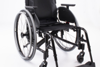 LETTVEKTER: Etac byr også på nyheten Catalyst 5, sammenleggbar aktiv-stol. Den er lett i vekt, har gode manøvreringsegenskaper og er enkel å ta med i bilen. Avtagbare benstøtter gir trygg stående forflytning og mulighet til å bruke bena til fremdrift.