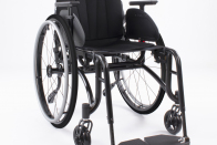 KAN BRUKE BENA: Xact er en helt ny fastramme-rullestol fra Etac. Den byr på avtagbare benstøtter, lav vekt, gode manøvrerings-egenskaper, trygg og enkel stående forflytning og gode muligheter til bruk av bena til fremdrift.