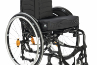 ALLSIDIG: QS5 X er en ny kryssrammestol med fast front fra Sunrise Medical. Med sine 90 størrelser og mange hjul/gaffel valg er dette en stol som kan skreddersys de fleste. Du kan bygge den både høyt og lavt. Den har også et nyutviklet kryss med lås som gjør det enkelt å legge den sammen under transport og løfting.