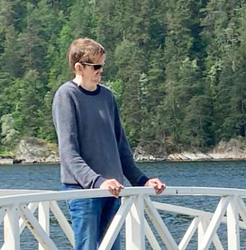 Privat bilde av Rune Hoftun som står på en bro ved et vann.