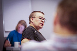 Nærbilde av Kjersti Horn som snakker på et møte.