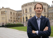 Stokkebø fotografert foran Stortinget.
