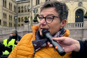 Tove Linnea Brandvik snakker i mikrofon foran Stortinget