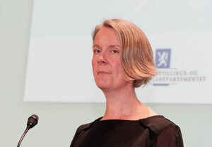 Maren Anna Lervik på talerstol