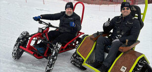 Anders Nupen Hansen og Shaqir Rexhaj med terrengkjøretøy på snø