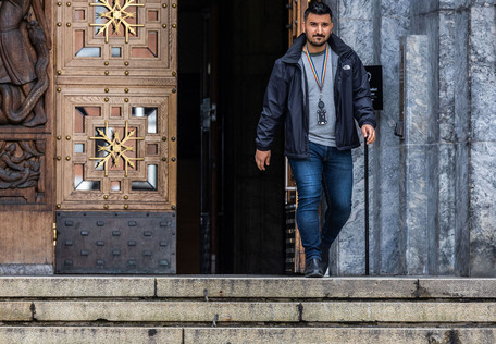 Siavash Mobasheri på vei ut av Oslo rådhus