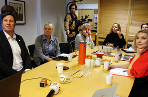 Tom Tvedt og andre fra NFU sitter rundt et møtebord sammen med Karianne Tung. Alle ser samme vei.