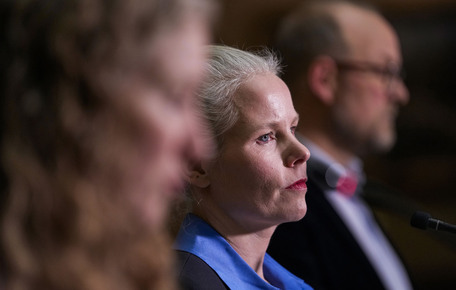 Kirsti Bergsø i profil mellom Tuva Moflag og André Myrvold