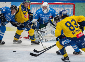 Ishockeyspillere med blå og gule drakter foran mål