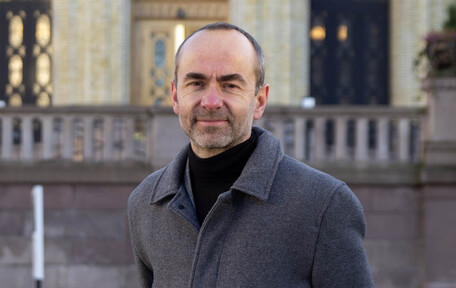 Øyvind Håbrekke fotografert med Stortinget i bakgrunnen.
