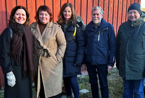 Kari Sofie Bjørnsen, Margrethe Prahl Reusch, Liv Thon Gustavsen, Ragnar Dahl og Lars Salvesen foran rød yttervegg
