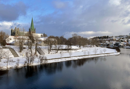Nidarosdomen med Nidelven i forgrunnen, vinter
