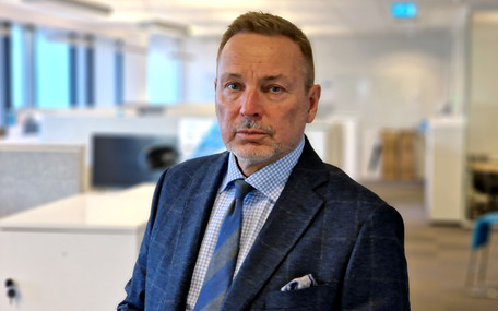 Karl Haakon Sævold i kontorlandskap