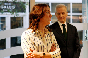 Tonje Brenna med Jonas Gahr Støre i bakgrunnen på kontoret til Norges Handikapforbund