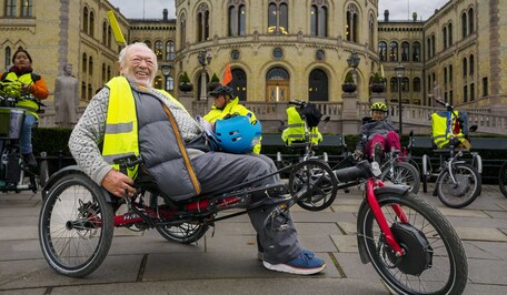 Louis Erdmann med flere på aktivitetssykler foran Stortinget