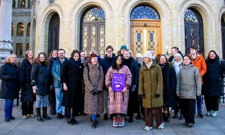 Lubna Jaffery og representanter fra en rekke organisasjoner foran Stortinget