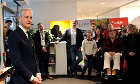 Jonas Gahr Større snakker til representanter for funksjonshemmedes organisasjoner i lokalet til NHF