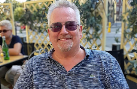 Smilende Per Langeland med solbriller