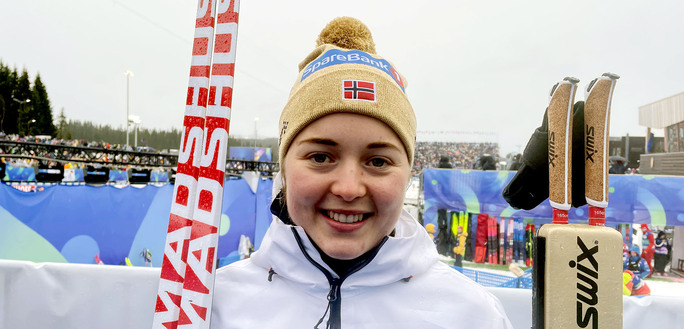 Vilde Nilsen holder ski og staver
