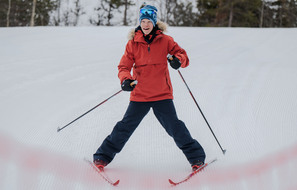 Mikkel Munthe ploger på ski ned en bakke