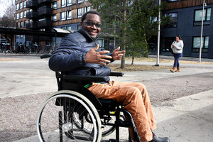 Tuma Dandi i rullestol utenfor studentboligblokk
