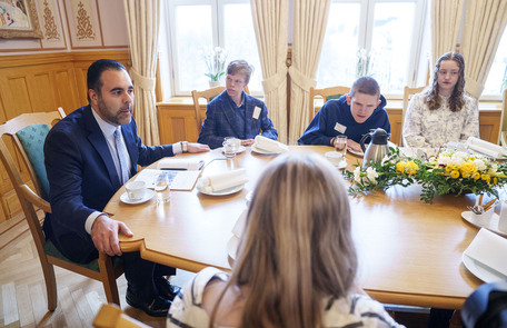 Team Pølsa og stortingspresident Masud Gharakhani ved lunsjbordet