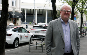 Terje André Olsen foran to taxier