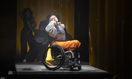 Dansere på scenen, den fremste av dem i rullestol