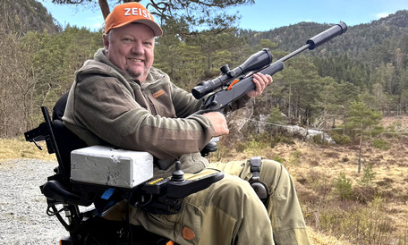 Leif Arild Fjeldheim i rullestol med gevær