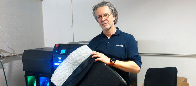 Mike Dongelmans holder en Netti Precision-pute