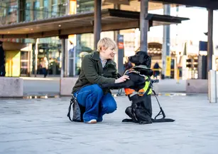 Kvinne med førerhund utenfor Oslo S