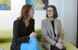 Tonje Brenna og Eva Carlsen snakker sammen i sofa