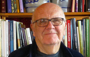 Tor E. Thorsen foran bokhylle
