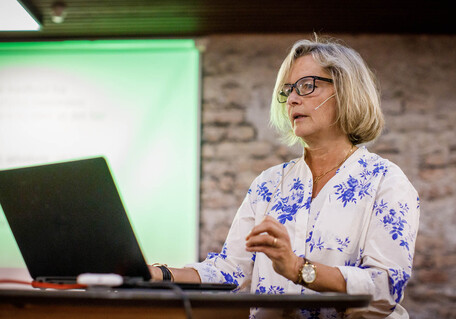 Hedvig Ekberg på talerstol