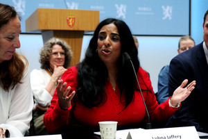 Lubna Jaffery mellom Gunn Karin Gjul og Erlend Hanstveit