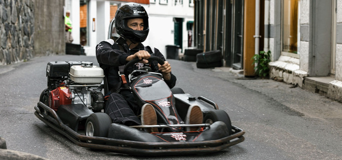 Morten Rulle kjører gokart i Kragerøs gater