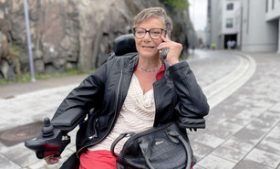 Tove Linnea Brandvik snakker i mobiltelefon ute på gata