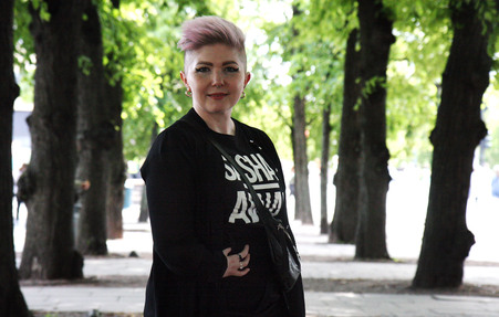 Mone Celin Skrede midt i en allé