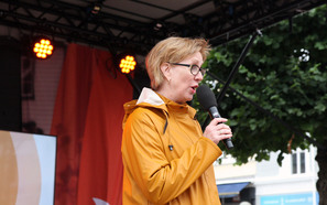 Janne Skei snakker i mikrofon på utescene