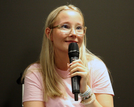 Pia Hasund Vareberg snakker i mikrofon