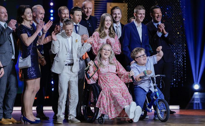 Team Pølsa og produksjonsteamet på scene