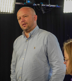 Trygve Slagsvold Vedum i TV-studio sammen med reportere