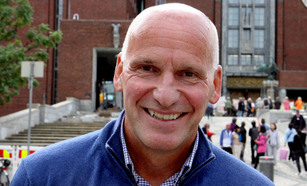 Geir Lippestad foran Oslo rådhus