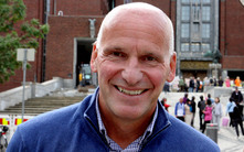 Geir Lippestad foran Oslo rådhus