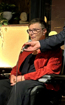 Tove Linnea Brandvik holder tale ved en SAFO-rollup. Tom Tvedt holder mikrofonen.