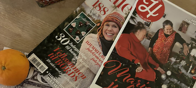 Handikapnytt med forsidebilde av to kvinner som pynter juletre og andre blader med juleforside