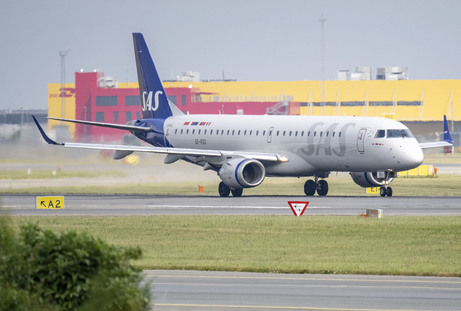 SAS-fly av typen Embraer 195LR på rullebanen