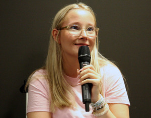 Pia Hasund Vareberg snakker i mikrofon